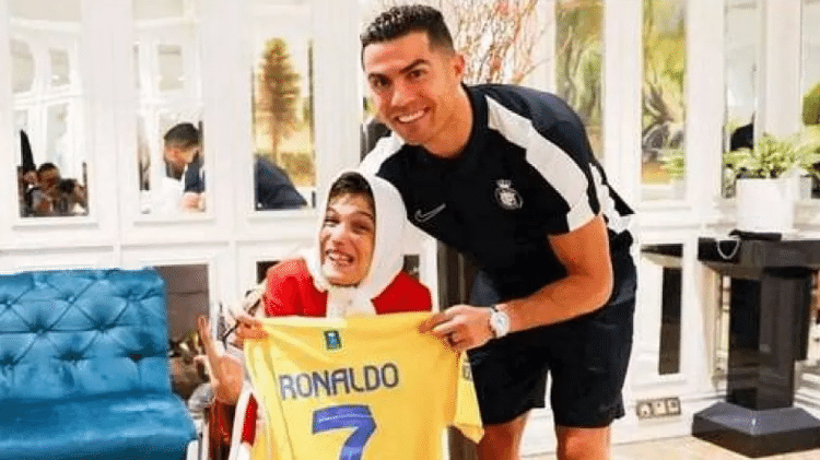 Cristiano Ronaldo ao lado da pintora Fatemeh Hamami