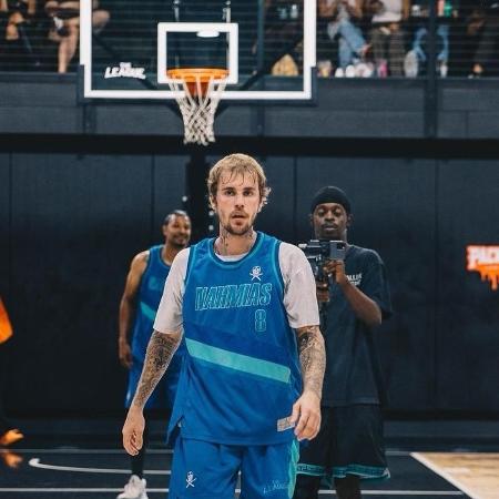 Justin Bieber em ação em partida amadora de basquete em LA