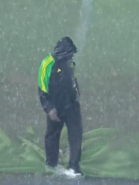 Forte chuva alaga gramado do Estádio de Kingston, na Jamaica