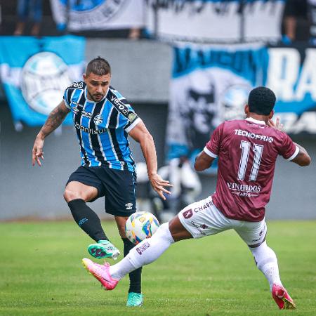 Jogadores de Grêmio e Caxias disputam a bola no Campeonato Gaúcho