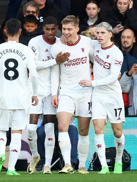 Jogadores do Manchester United celebram gol de Højlund contra o Luton
