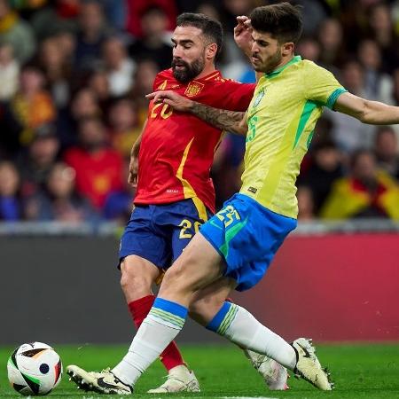 Beraldo comete pênalti em Carvajal durante amistoso entre Brasil e Espanha - Diego Souto/Getty Images