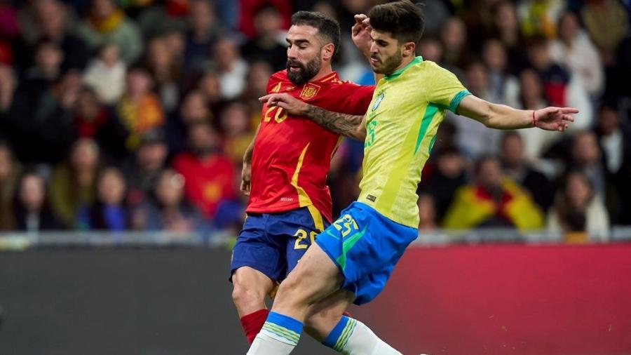 Beraldo comete pênalti em Carvajal durante amistoso entre Brasil e Espanha