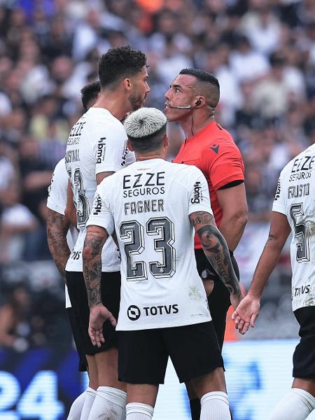 Jogadores do Corinthians durante partida contra o Atlético-MG pelo Brasileirão