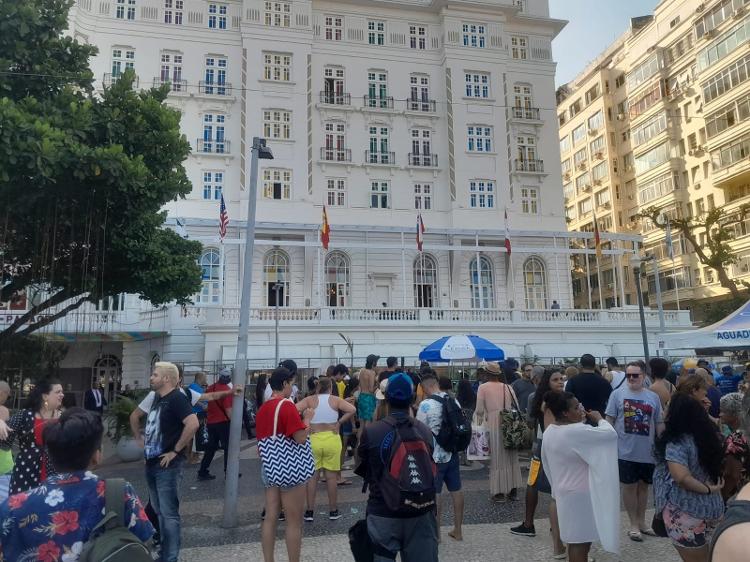 Fãs da cantora Madonna na porta do Copacabana Palace