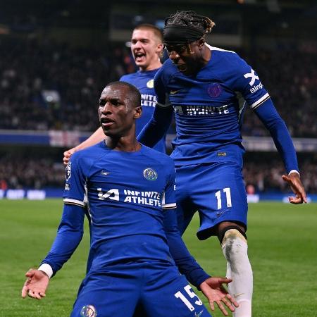 Nicolas Jackson, do Chelsea, celebra gol com Noni Madueke durante partida do Inglês contra o Tottenham
