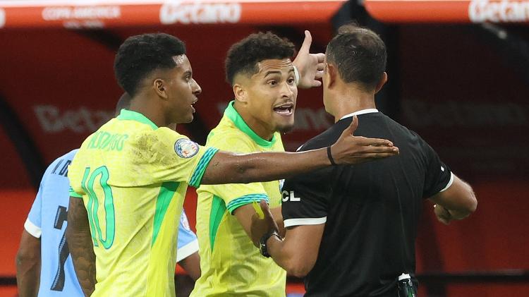 Rodrygo e João Gomes discutem com Dario Herrera, árbitro de Brasil x Uruguai na Copa América
