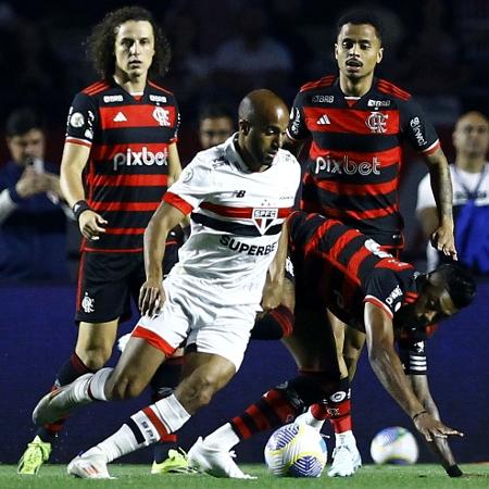 Flamengo e São Paulo se enfrentam no retorno dos rubro-negros ao futebol brasileiro. Flamengo e São Paulo se enfrentam no retorno dos rubro-negros ao futebol brasileiro.
