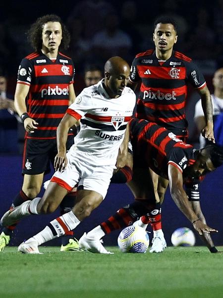 Lucas em ação durante jogo entre São Paulo e Flamengo, pelo Brasileirão