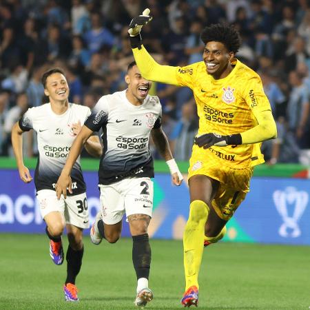Jogadores do Corinthians comemoram classificação contra o Grêmio na Copa do Brasil