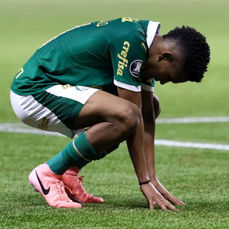 Estêvão se lamenta durante jogo entre Palmeiras e Botafogo, pela Libertadores