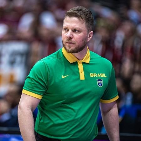 Gustavo de Conti comandando o Brasil contra a Letônia na Copa do Mundo de Basquete de 2023