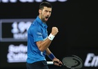 Djokovic perde set, mas vê rival ter cãibras e vence no Australian Open - Cameron Spencer/Getty Images