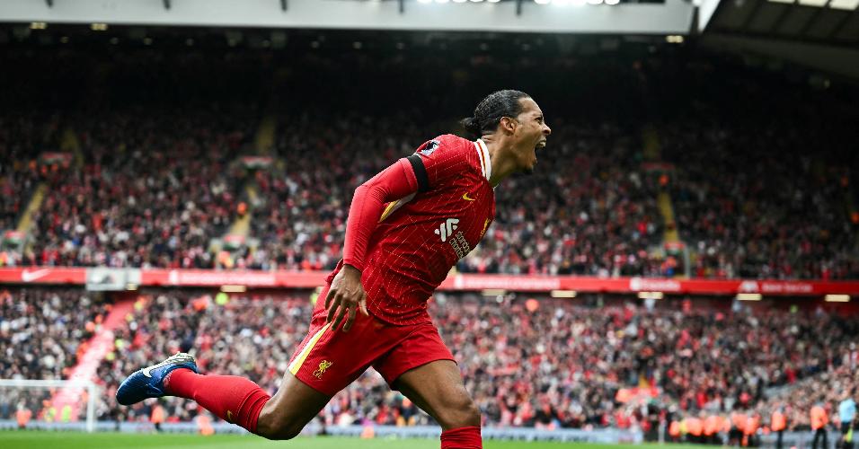 Zagueiro Virgil van Dijk comemora após marcar o segundo gol do Liverpool na vitória sobre o West Ham, pelo Inglês