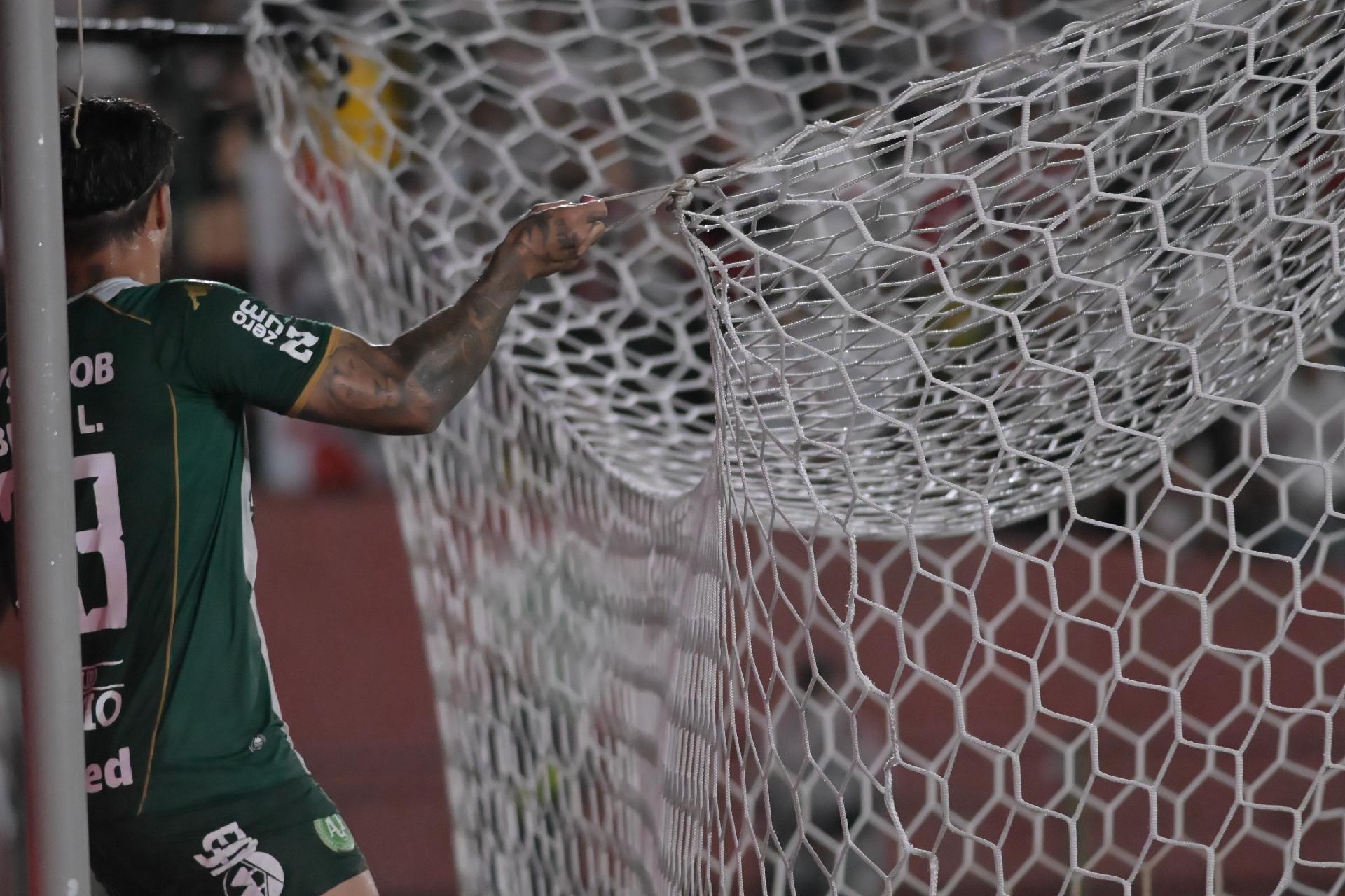 Jogador da Chapecoense segura rede do Canindé, solta, durante duelo contra o São Paulo, no Brasileirão - undefined