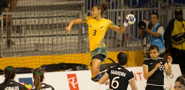 Brasileiras do handebol em ação na fase de grupos do Pan 