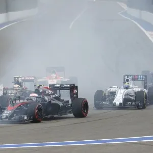 Massa (carro 19) largou na 15ª opsição e escapou de acidente na volta inicial na Rússia - REUTERS/Grigory Dukor