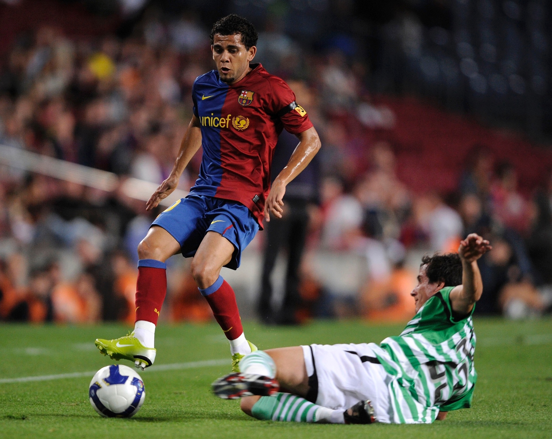 Pelo Barcelona, o lateral acumula 353 partidas, em oito temporadas, com 20 gols marcados e 20 títulos - Denis Doyle/Getty Images
