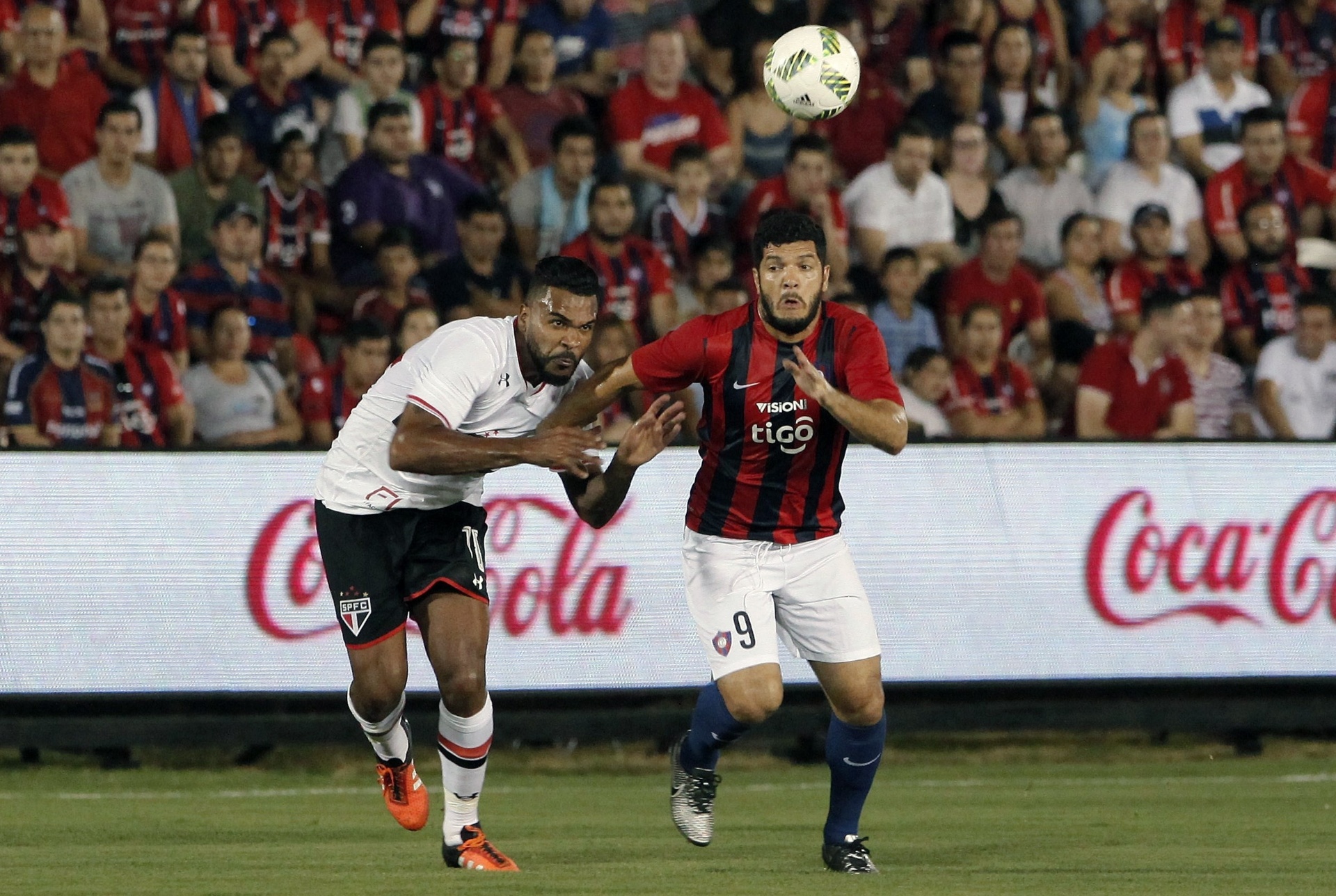 Breno disputa bola com Jose Ortigoza no jogo do São Paulo contra o Cerro Porteño - AFP PHOTO / NORBERTO DUARTE
