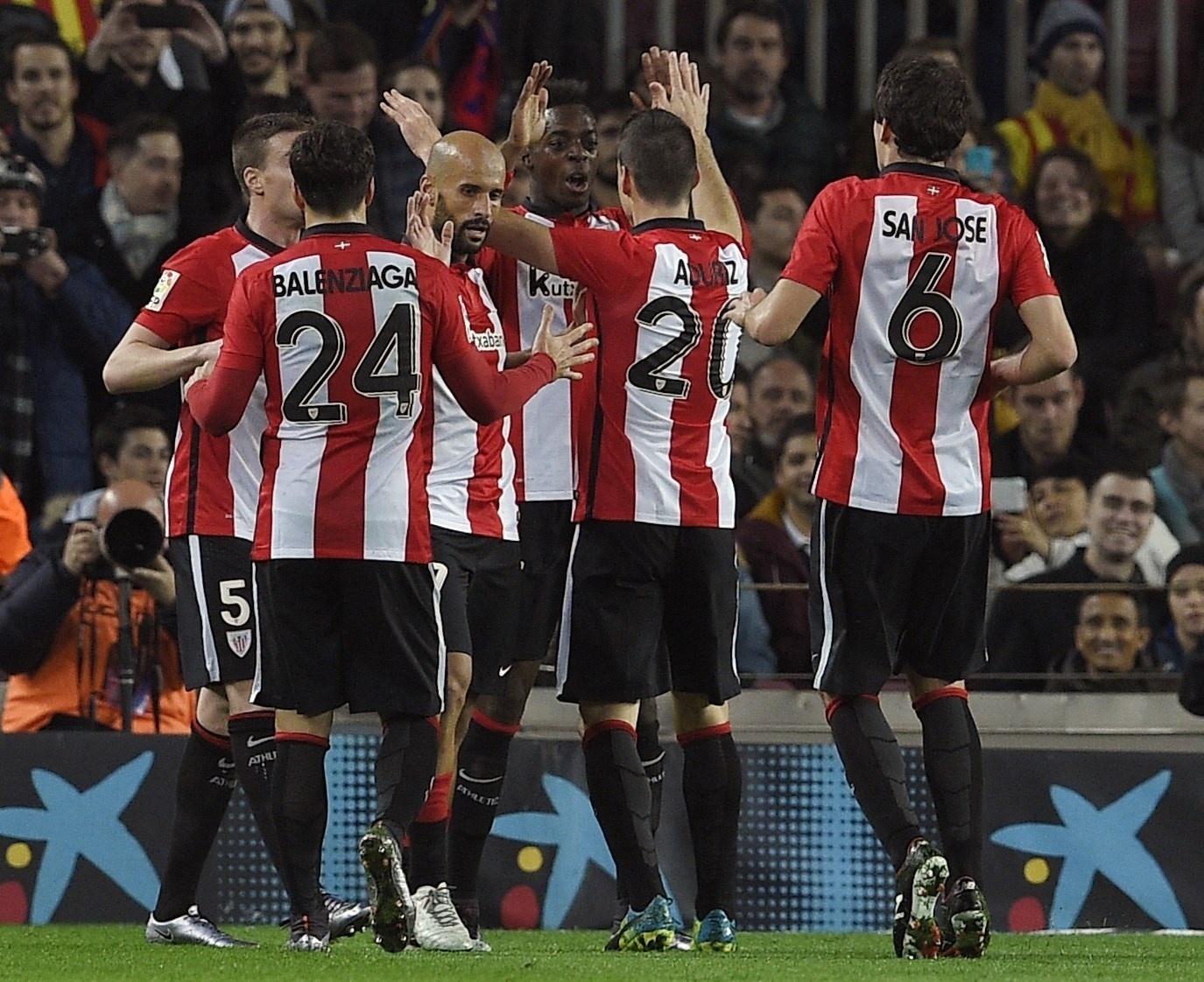 Jogadores do Athletic Bilbao comemoram gol contra o Barcelona em jogo válido pela Copa do Rei - AFP PHOTO / LLUIS GENE