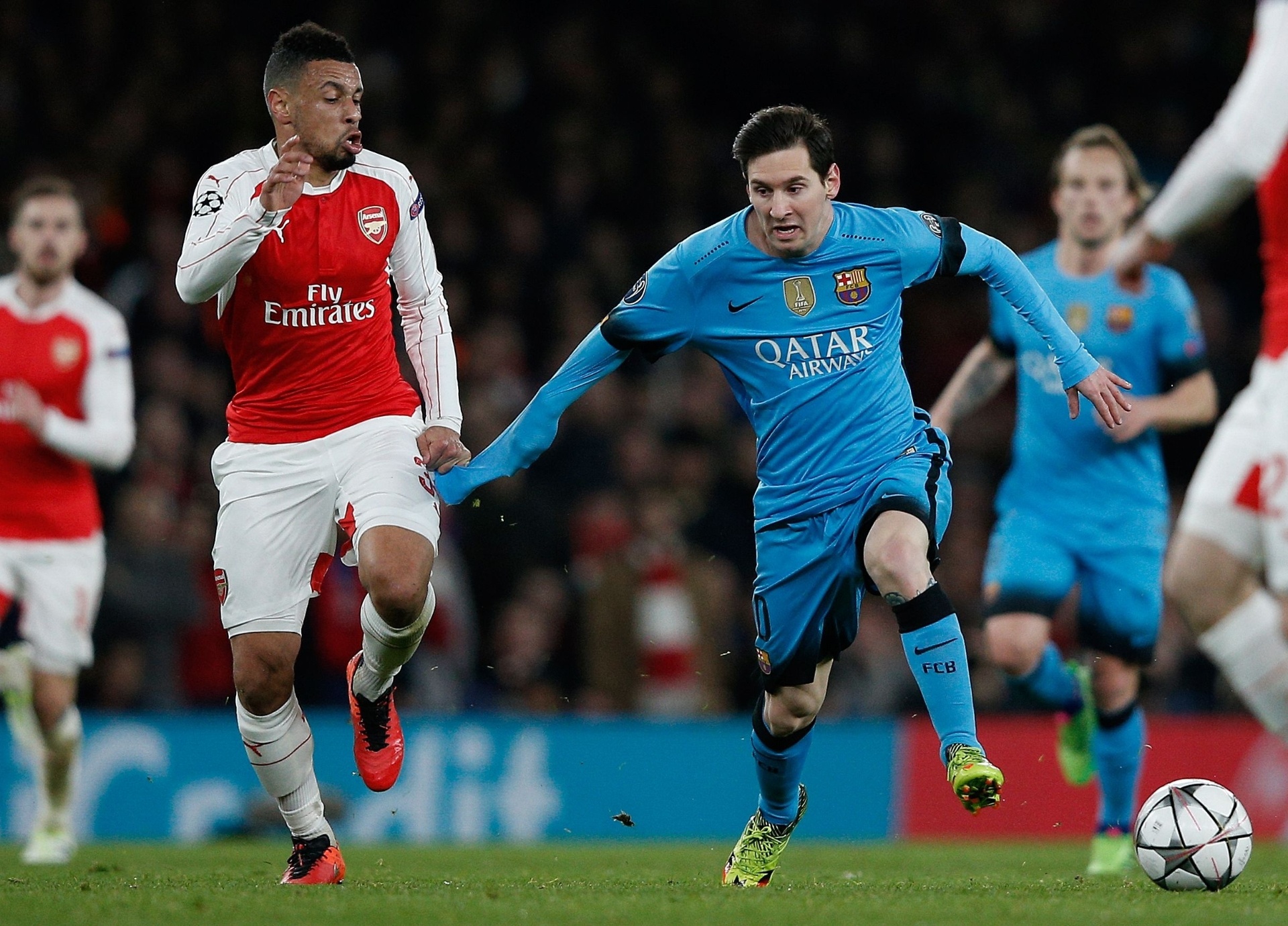 Coquelin puxa camisa de Messi na partida entre Arsenal e Barcelona pela Liga dos Campeões - AFP/Adrian Dennis