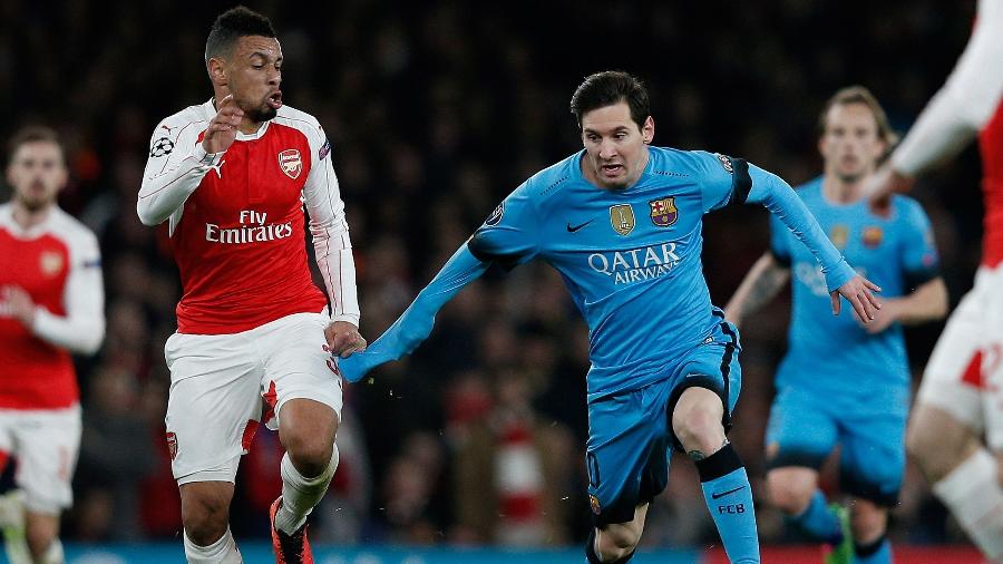 Coquelin e Messi no jogo entre Arsenal e Barcelona pela Champions, em 2016 - AFP/Adrian Dennis