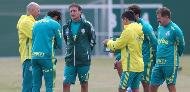 Cuca conversa com outros integrantes da comissão técnica do Palmeiras - Cesar Greco/Ag Palmeiras