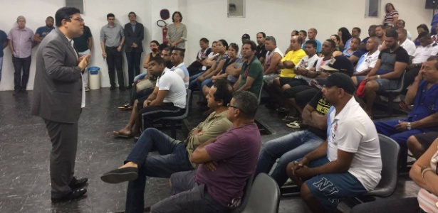Presidente do Santa, Alírio Moraes conversa com funcionários sobre atraso salarial - Divulgação/Santa Cruz
