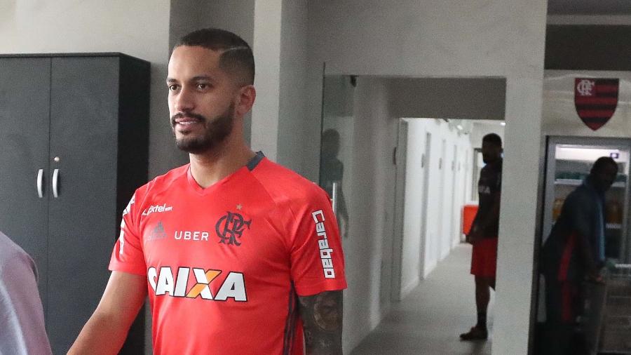 Rômulo (d) caminha pelo CT do Flamengo acompanhado do diretor Rodrigo Caetano (e) - Gilvan de Souza/Flamengo