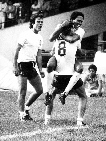Mário Gomes (à esquerda) vibra após gol do Corinthians feito por Serginho Chulapa - Divulgação/Globo