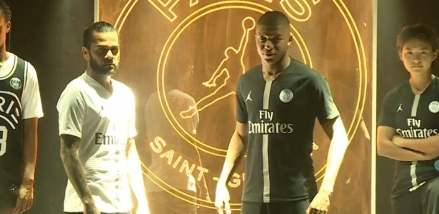 Mbappé ao lado de Daniel Alves em lançamento da camisa do PSG - João Henrique Marques (UOL Esporte)