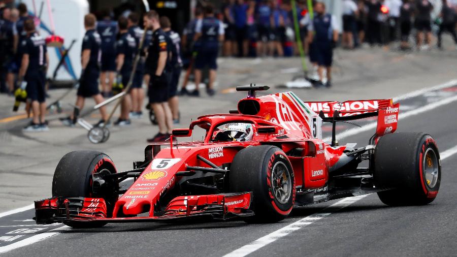 Sebastian Vettel nos boxes da Ferrari durante treino para o GP do Japão de Fórmula 1 - Issei Kato/Reuters