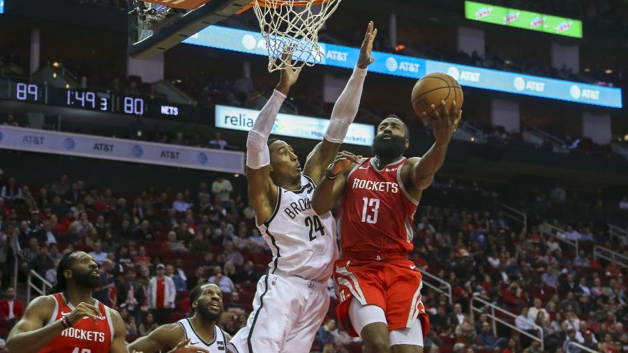 James Harden tenta superar  Rondae Hollis-Jefferson em Houston Rockets x Brooklyn Nets  - John Glaser/USA TODAY Sports