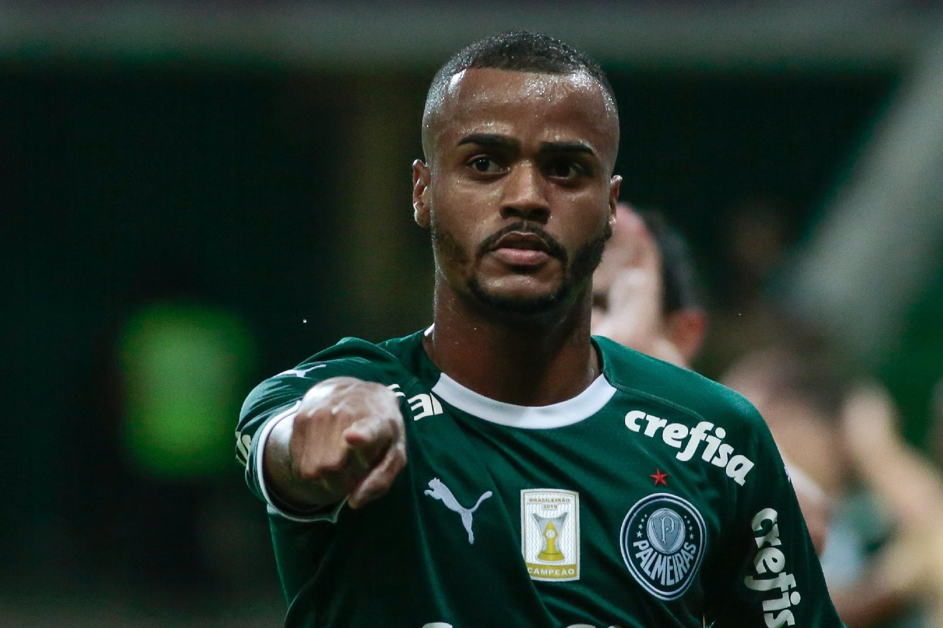 Ex-palmeiras entra na brincadeira e faz embaixadinhas com papel higiênico; confira