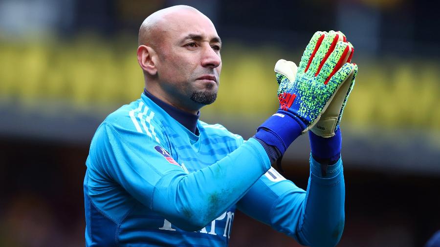 Gomes chora após vitória do Watford na Copa da Inglaterra  - Dan Istitene/Getty Images