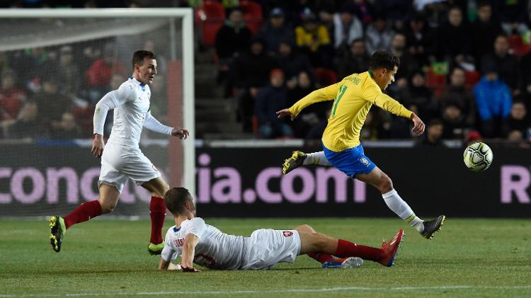 Philippe Coutinho foge da falta - Michael Cizek/AFP - Michael Cizek/AFP