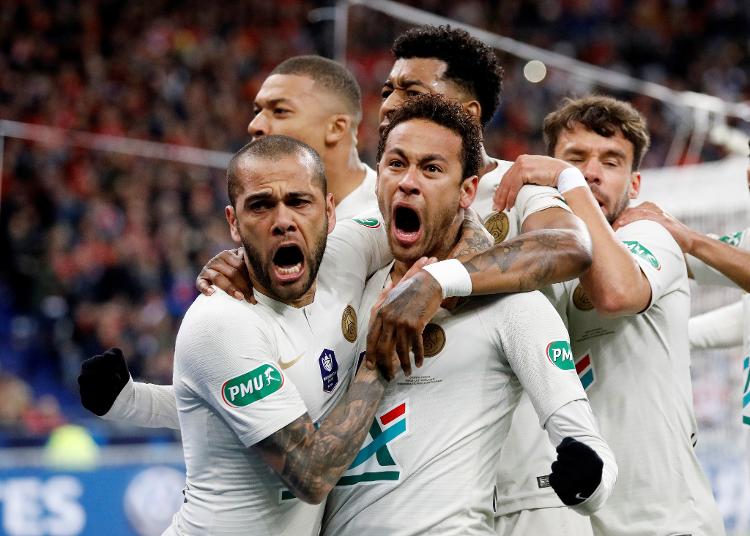 Neymar e Dani Alves comemoram gol do PSG contra o Rennes Neymar e Dani Alves comemoram gol do PSG contra o Rennes