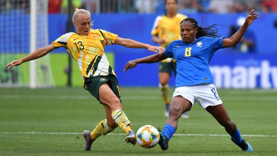 Formiga disputa a bola com a australiana Tameka Yallop durante jogo da Copa do Mundo feminina - Pascal Guyot/AFP