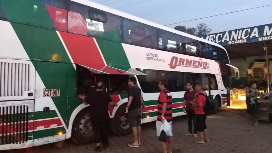 Ônibus que leva flamenguistas rumo a Lima apresentou problemas mecânicos e ficou cinco horas parado em Vilhena (RO) - Diego Salgado/UOL