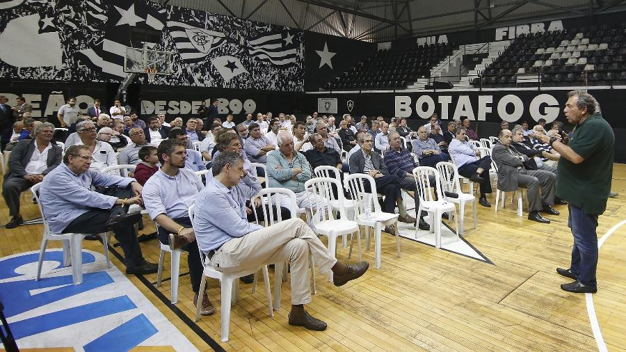 Carlos Augusto Montenegro explica aos conselheiros do Botafogo o projeto do clube-empresa - Vitor Silva/Botafogo