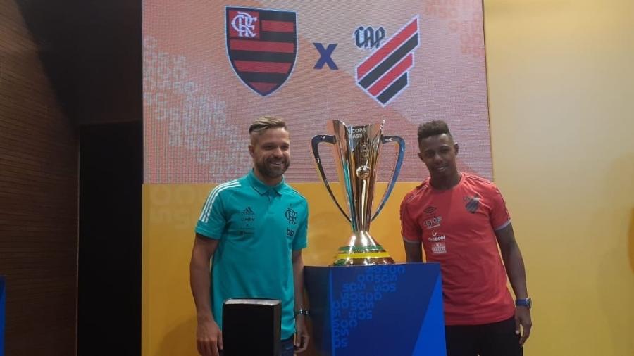 O meia Diego, do Flamengo, e volante Wellington, do Athletico-PR, ao lado da taça da Supercopa do Brasil - Leo Burlá / UOL