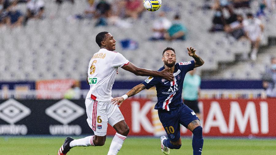 Neymar disputa bola com Marcelo Guedes durante a final da Copa da Liga Francesa entre PSG e Lyon - Ricardo Nogueira/Eurasia Sport Images/Getty Images