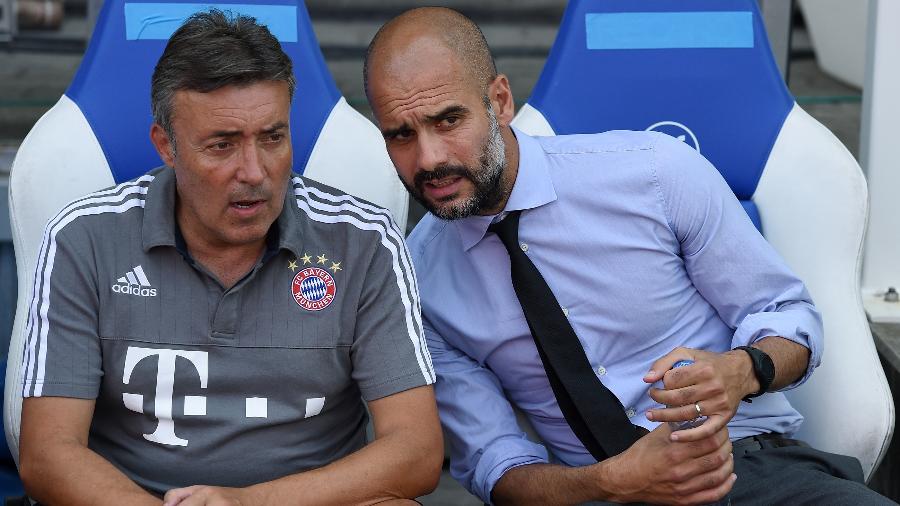 Pep Guardiola interage com Domenec Torrent (esq.), seu auxiliar nos tempos de Bayern de Munique - Pressefoto Ulmer\ullstein bild via Getty Images