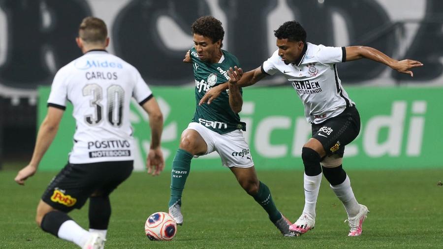 Marcos Rocha tenta escapar da marcação de Éderson durante Corinthians x Palmeiras, na primeira final do Paulistão 2020 - Cesar Greco/SE Palmeiras