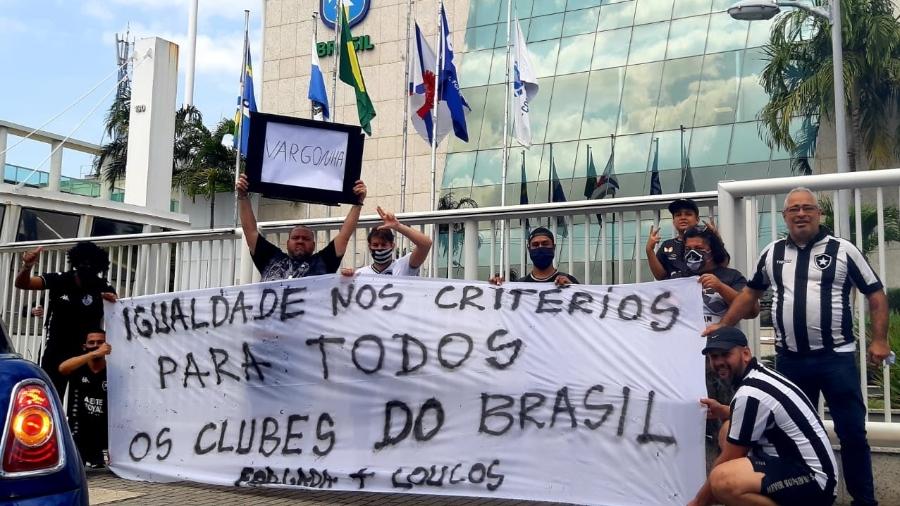 Torcedores do Botafogo fizeram protesto em frente à sede da CBF - Reprodução / Internet