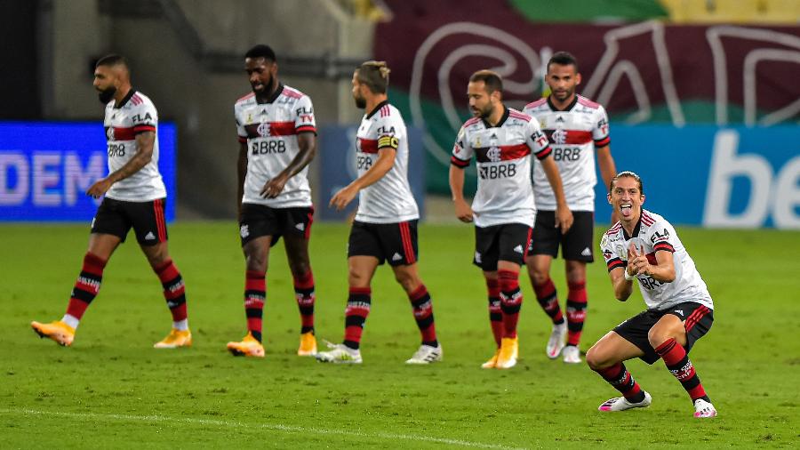Filipe Luis comemora gol marcado contra o Fluminense, no Maracanã: vitória mesmo com displicência - Thiago Ribeiro/AGIF
