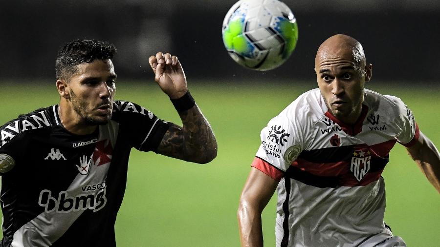 Henrique e Dudu disputam bola durante Vasco x Atlético-GO em jogo do Brasileirão 2020 - Jorge Rodrigues/AGIF