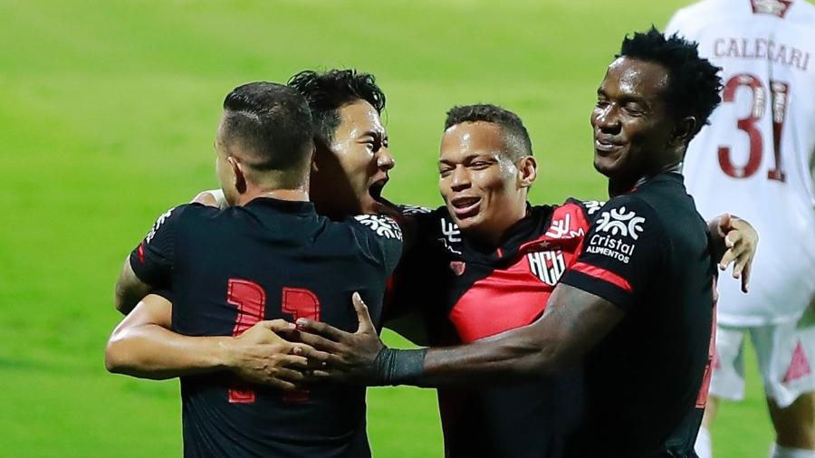 Jogadores do Atlético-GO comemoram classificação sobre o Fluminense na Copa do Brasil - MARCOS SOUZA/NASCIMENTOSOUZAPRESS/ESTADÃO CONTEÚDO