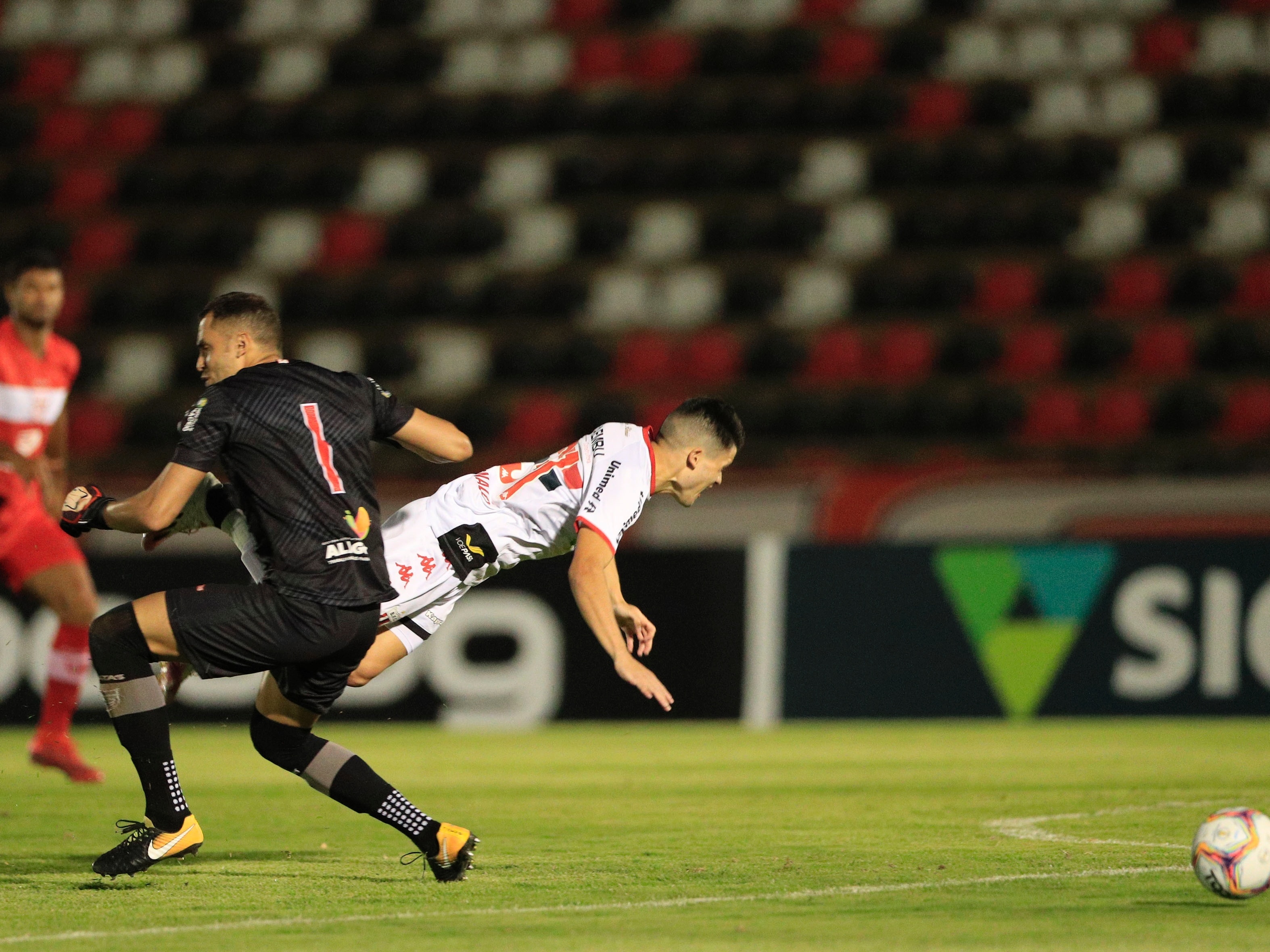 Atlético pega Guarani para não voltar à degola