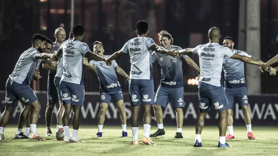 Cuca e os jogadores do Santos antes de treino no Paraguai - Ivan Storti/Santos FC